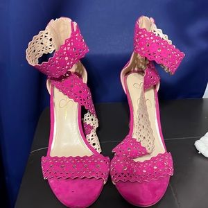 Worn once. Beautiful fushia heel